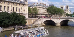 Passeio de barco pelo Sena em Paris